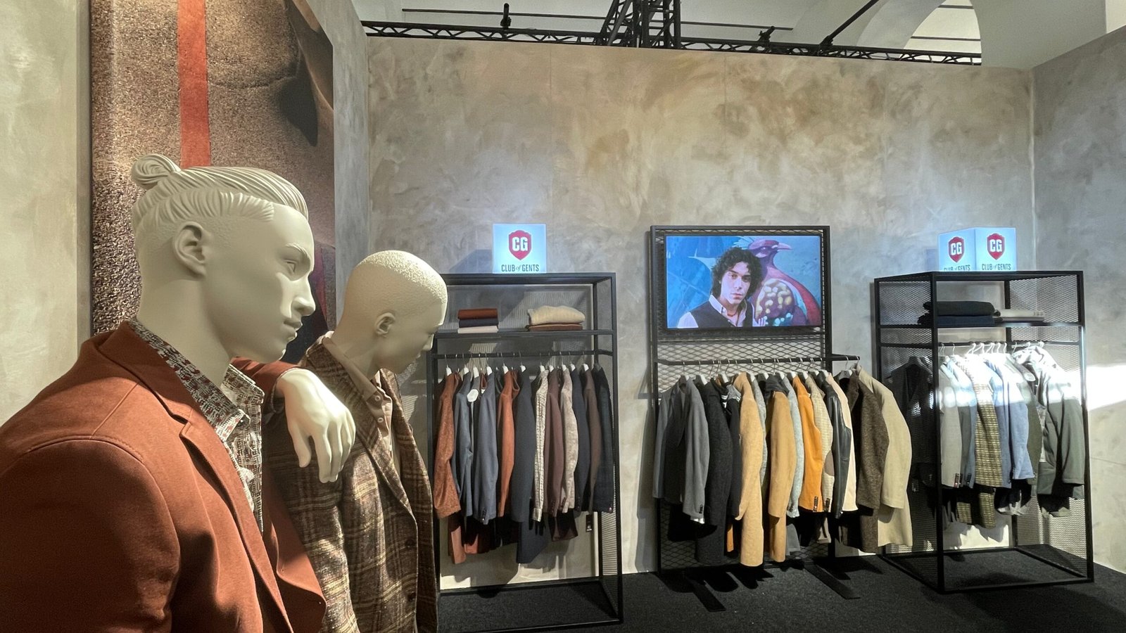 Outfront Media – LCD Screens in NYC Subway and Cinema Movie Walls 76 Videri LCD screen in an apparel store window