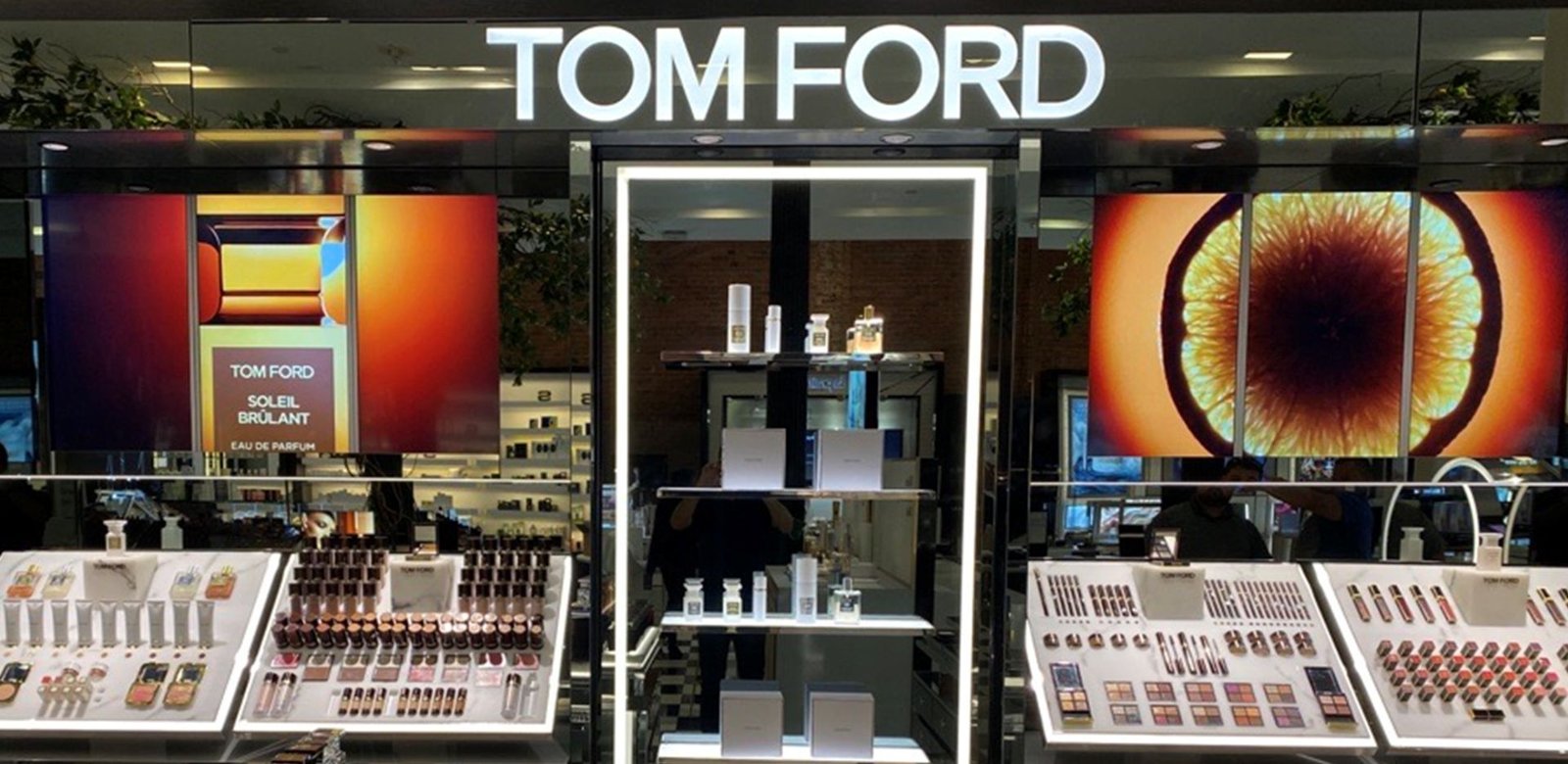 Outfront Media – LCD Screens in NYC Subway and Cinema Movie Walls 63 Videri LCD screen at a Tom Ford counter